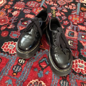 plaform dr. martens  - platform dr. martens i modellen ”holly”! storlek 38 men passar storlek 39, jag har själv storlek 38 och de är stora för mig. nypris: ca 1500kr. de är lite repiga (se bild 3). använd gärna köp nu