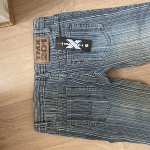 Y2k jeans - Nya!!! Cool tvätt. 36 cm tvärs över midjan och 86,5 cm i innerbenslängd. Low waist 