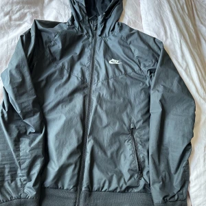 Nike jacka - Svart nike tunn jacka storlek S