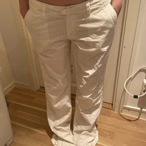 Vita cargos - Lite långa men kanske passar bättre på någon som är längre