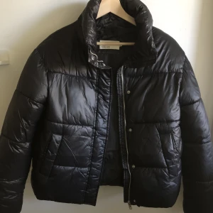 Svart jacka - Svart puffer jacket från Nelly. Nyskick.  Ordinarie pris 699kr.