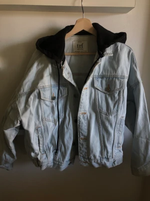 Jeansjacka  - Jeansjacka från Zara med avtagbar huva.  I fint skick