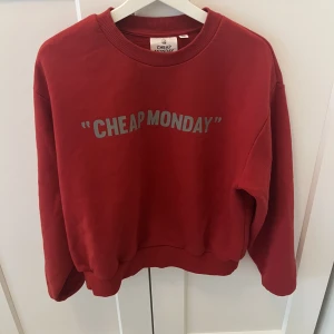 Cheap monday - Snygg tröja från märket cheap monday som tyvärr bara hänger i garderoben 