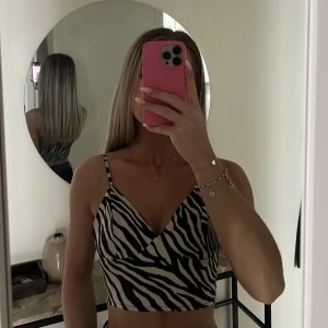 Zebra topp - Så fin zebra satin topp som kom aldrig till användning, justerbara band 