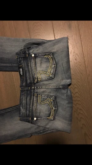Rock and republic jens - Lågmidjade köpt på second hand, ingen knapp! Men annnars fint skick, finns fickor där fram och bak🫶💕