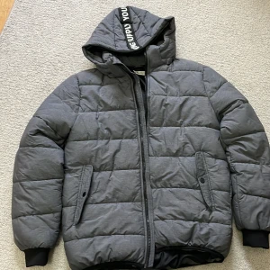 Jacka  - Väldigt fin jacka från H&m  Använd bara några gånger  Hör av er om ni har frågor 