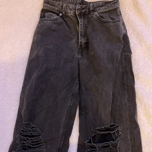 Baggy jeans  - Ett par gråa baggy jeans med hål som jag säljer då de är aningen för stora på mig, passar stl s-m.