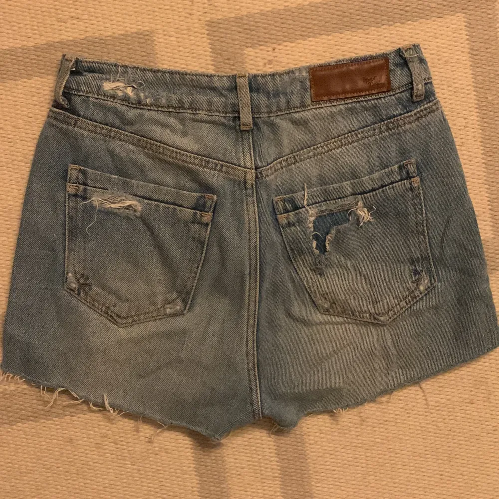 Ett par snygga jeansshorts som är avklippta från ett par byxor då jag inte gillade modellen på byxorna. Säljer på grund av att de tyvärr är för små. Knappt använda, jättefint skick. Från Bik Bok Never denim. Storlek XS. . Shorts.