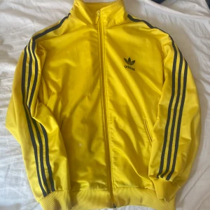 Gul adidaströja - Superfin gul adidaströja:) Detaljerna är marinblå:) 