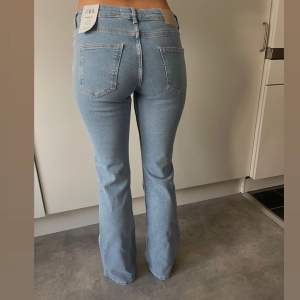 Lågmidjade flare jeans från Zara i storlek 38. Helt utsålda på hemsidan. Prislapp finns kvar då de är helt oanvända🩵 pris kan diskuteras!!