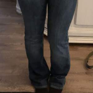 Ett par Lee jeans som är typ midwaist och i storlek 29, dem är Bootcut och i väldigt bra skick, säljer för att dem inte kommer till användning pga att dem är för långa för mig.