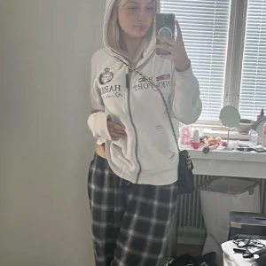 Vit hoodie - Bekväm snygg hoodie som jag aldrig använder längre. Den har lite svart färg som knappast syns. Dragkedjan är lite trög men därför sänker jag priset.
