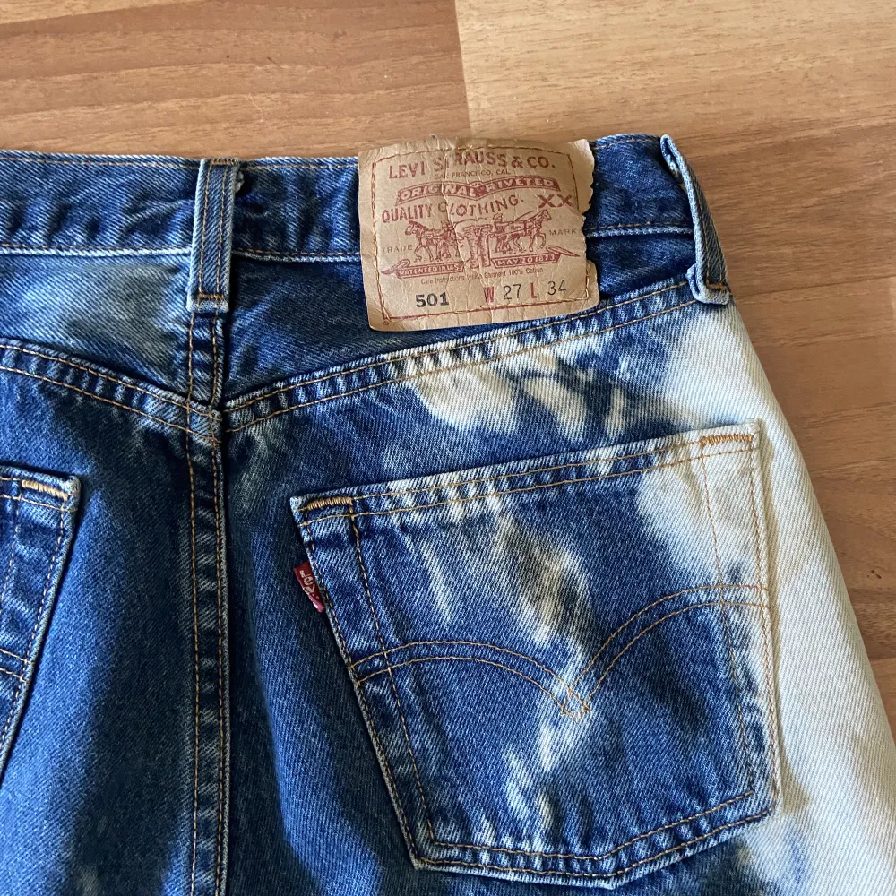 Hej!   SÅ unika Levi’s vintage 501! Passar W25, och är långa!  Rensar garderoben och säljer ut en massa kläder! Samfraktar gärna, priset är diskuterbart vid snabb affär!❤️. Jeans & Byxor.