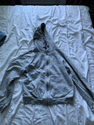 Grå Hoodie med tragkedja  - Grå Hoodie med dragkedja ifrån Cubus. Använd många gånger. Nypris 300 kr. Inga hål eller fläckar. Skriv om ni har mer frågor! Inte oversized. Skriv förslag på pris, ifall ni vill ha den. 