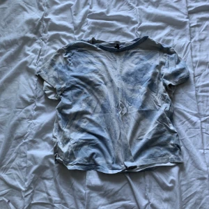 Vit/ blå t-shirt - Storlek s, ganska kort men ändå luftig passform. Använd 5/10  gånger, nypris 80 kr. 
