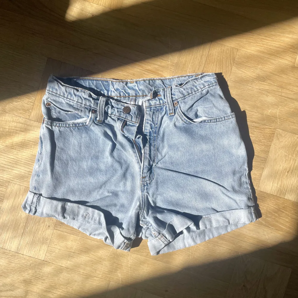 Ljusblåa levis shorts. Vintage och jättefina. . Shorts.
