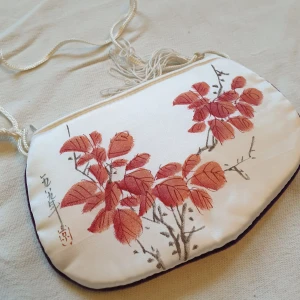 Handväska - Liten handväska från Kina, 80tal Olika motiv på frqm och baksida. Oanvänd, i perfekt skick Dm för fler bilder