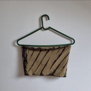 Mönstrad tubetop  - Militärmönstrad tubetop från weekday i storlek S! Använd sparsamt. Kan postas eller mötas upp