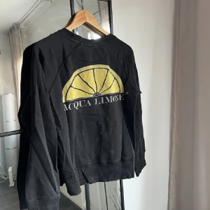 Aqua limone tröja - En super snygg tröja från acqua limone. Köpt hör på plick för något år sedan men använder tyvärr inte längre. 