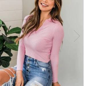 Rosa Ribbstickad Formsydd Crop-tröja - Rosa Ribbstickad Formsydd Crop-tröja, säljer då den är för liten och har aldrig använts 