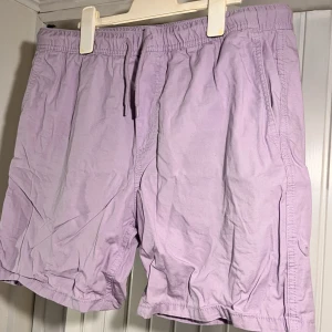h&m lila shorts - köpt från h&ms herravdelning, shortsen är i relaxed fit i storlek M. fint skick, perfekta för sommaren! :) 
