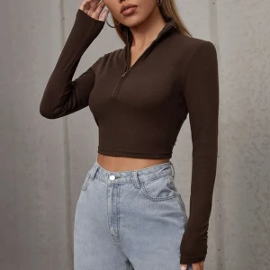 Brun ribbstickad tröja med halv dragkedja  - Brun ribbstickad magtröja med halv dragkedja från SHEIN, använd några få gånger därav i fint skick💓 Säljer då den inte längre kommer till användning 