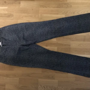 Stretchy y2k snake print pants - Great condition 