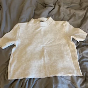 Poloneck tröja från Zara  - Jätte mysig tröja från Zara, passar både en S och en lite större XS, använd 6-7 gånger, ljusbeige blandad med lite vit, jätte mysig till hösten eller sommaren med ett pss jeans shorts 