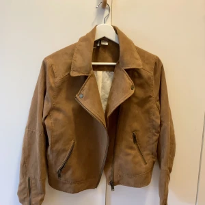 Jacka i mocka - Jacka i mocka i fint skick, använd fåtal gånger.