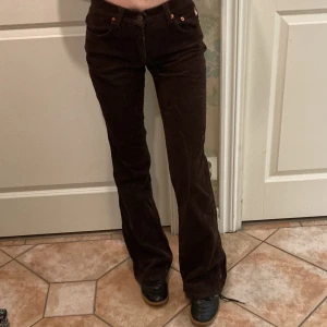Bootcut Manchesterbyxor - Bruna midrise manchesterbootcuts. Det Vintage Guess men guess-märket på bakfickan är inte kvar. Ganska så små i storleken men sååå snygga! Jag brukar ha 34-36 i byxor och dessa sitter tajt, särskilt i midjan. Väldigt bra skick, förutom den bortfallna märket.