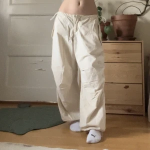 Parachute pants - Nya parachute pants från Urban outfitters! Knappt använda och säljer eftersom jag valde fel storlek. Pris kan diskuteras! Kostade 750kr nyköpta
