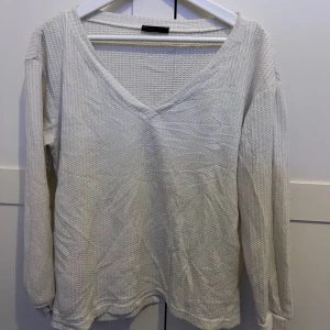 Vit tröja - Vit tröja i mycket bra skick! Passar stl xs-l💓