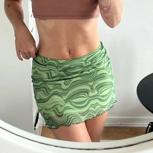 Minikjol - Söt minikjol, går att ha låg och högmidjad:)