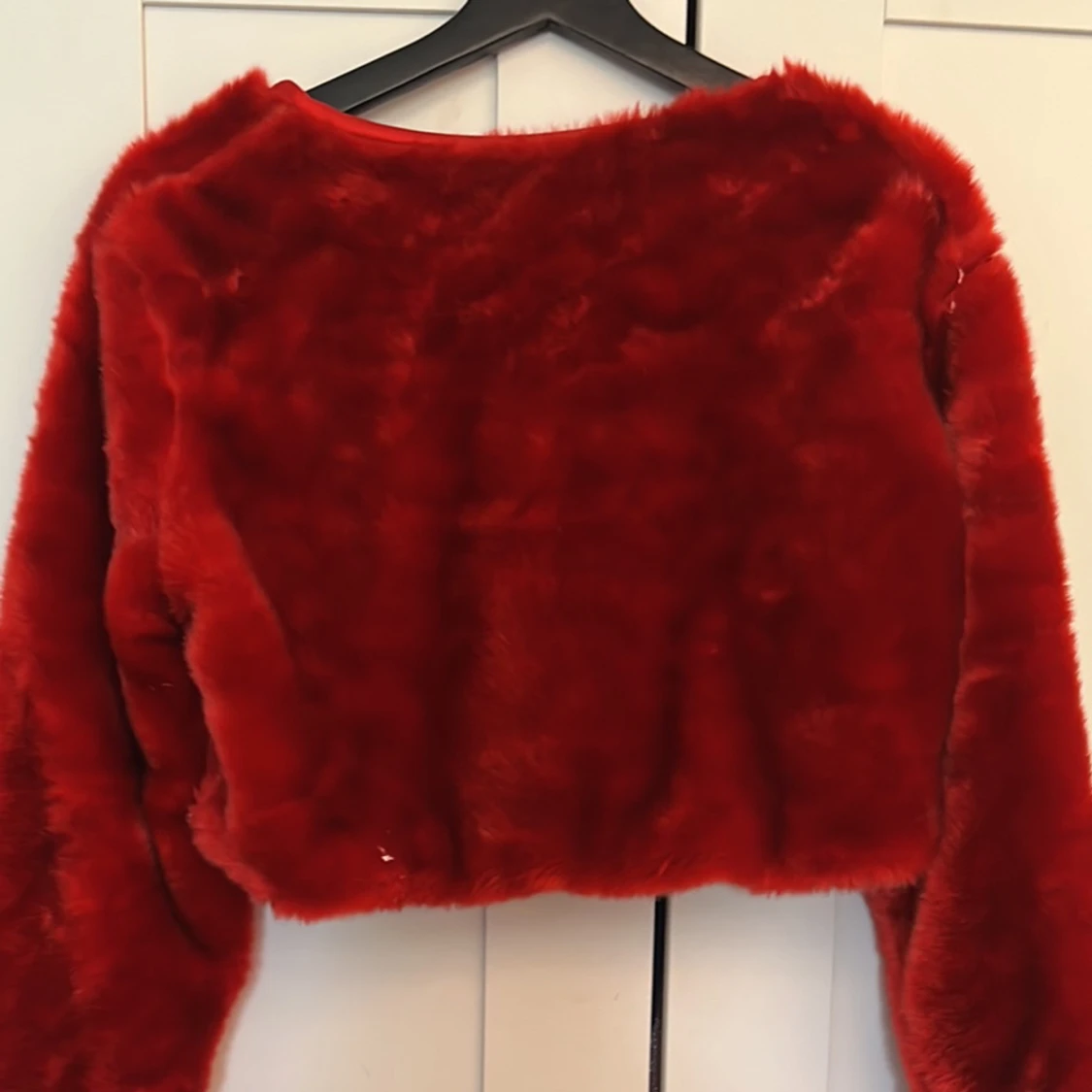 Röd pälskavaj köpt från Paris, Saint denis