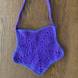 Virkad väska - Supersöt lila virkad väska i form av en stjärna! Passar perfekt till sommaren☀️