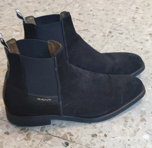 Gant skor herr - Hej, säljer mina skor från Gant. Svart Mocca. Skorna är endast använda En gång. Då min fot är för bred för denna modellen.   Storlek 45  Skorna är som Nya.  Finns i Sundbyberg 