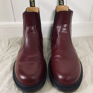 Dr Martens Chelsea boot 2976  - Superfina docs som tyvärr är en halv storlek för stora för mig. 😢 testade 1 gång och i nyskick. Slutsåld modell som passar vid alla tillfällen - nypris 2000kr.  Frakt tillkommer och kan mötas upp i Gbg. 🌸🥰  Pris kan diskuteras vid snabb affär. 