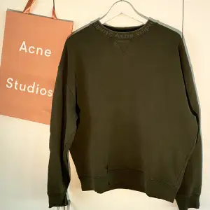 Hej! Säljer en riktigt snygg Acne Studios Neck Logo sweatshirt i mörkgrön färg. Mycket bra skick. Storlek Medium men passar även Large. Nypris på över 3000kr. Påse medkommer. Priset är inte hugget i sten. Hör av dig vid frågor. 