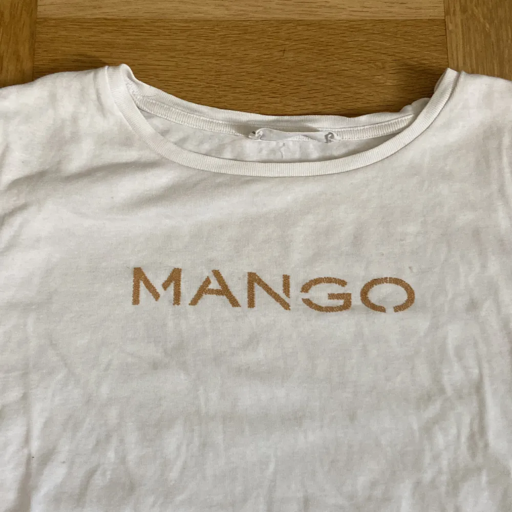 En fin vit tröja från mango, super fin och passar till alla tillfällen . T-shirts.