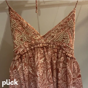 Zara klännig - Säljer denna jättefina oandvända klänningen från zara! Strl M men passar Xs/S 🥰🥰