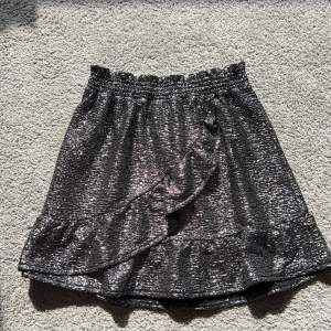 Glittrig kjol från Monki storlek S, köparen står för frakten🫶🏼🌸 Pris 100 kr 