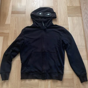 C.P Company hoodie - Äkta CP company zip hoodie med glasögon i luvan. Säljer då den blivit för liten för mig. Något solblekt. Äkthetsbevis i sistabilden. Fundera inte på att kontakta ifall att du vill ha fler bilder. Pris kan diskuteras vid snabb affär.