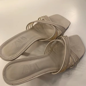 Sandaler/ skor - Super fina låga klackar från Zara💕