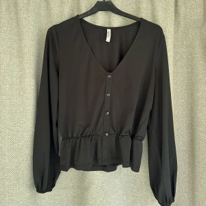  Blus  - En svart blus aldrig använd💕skriv för mera bilder 