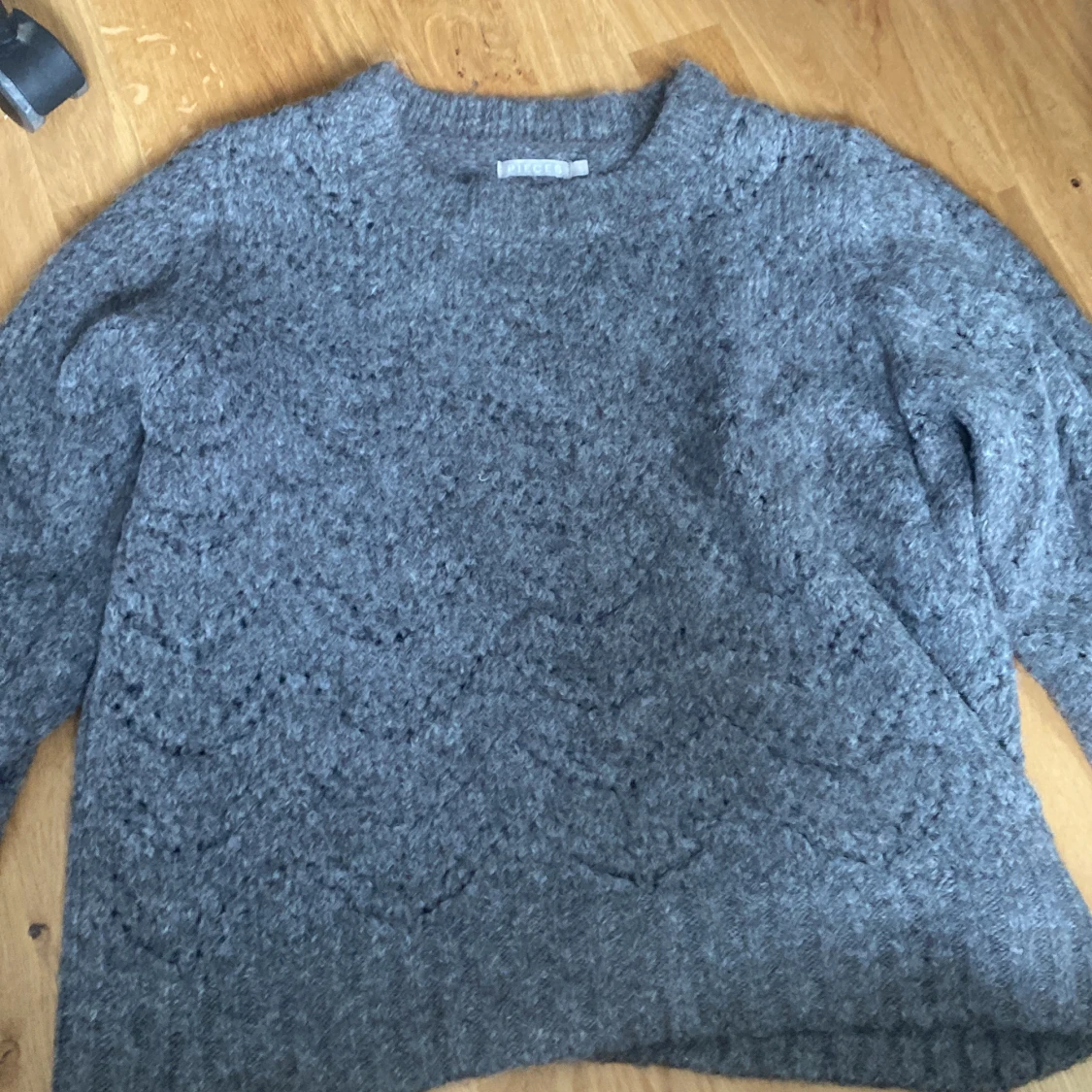 grå stickad tröja 