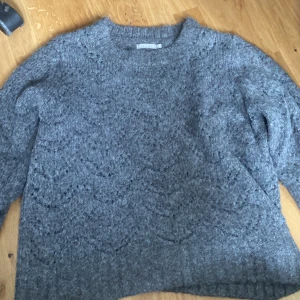 grå stickad tröja  - tröja aldrig använd väldigt fin och mysig. 