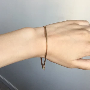 Guldkedja, armband - Guldig kedja/länk som jag fått i present, lite stor på mig och därför jag säljer den Vet inte om den är äkta men fortfarande i väldigt bra skick utan märken och minimal missfärgning 💛