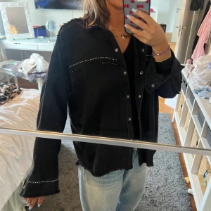 Zara jacka - Säljer denna Jacka/skjorta från zara❤️