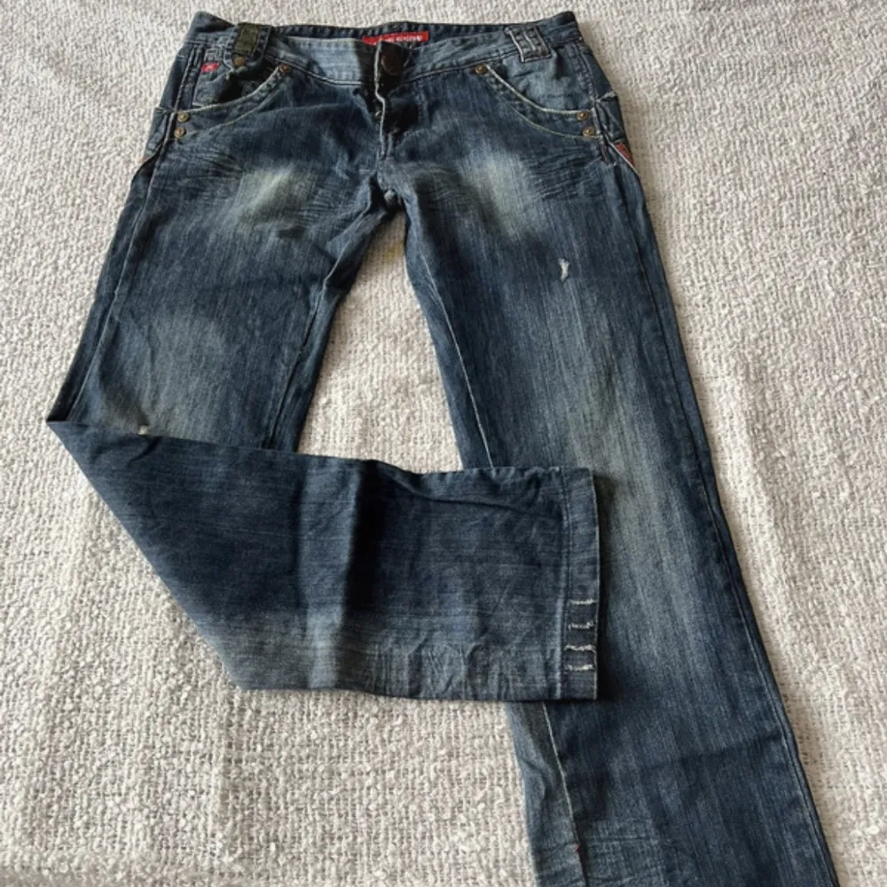 så så snygga MISS SIXTY jeans med asballa bakfickor💓Modellen är så att de hänger snyggt vid höftbenen!! Vilket verkligen är så snyggt till en tajtare överdel nu till sommaren😩 Hör av er vid frågor. . Jeans & Byxor.