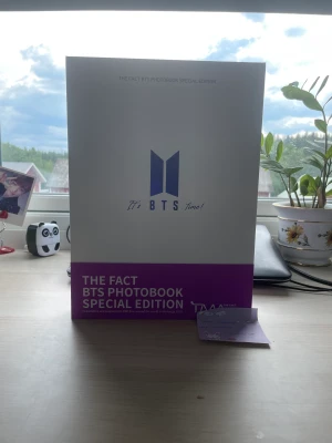 Bts the fact 2020 book. Bra skick. - Hej  Då jag behöver mer plats för andra merch så har jag bestämt mig för att sälja min bts fact 2020 bok. Jk, Jimin och sugas postkort kommer inte att finnas med. Men de andra medlemmarna finns. Boken har ståt i min bokhylla sen 2020. Den är officiell